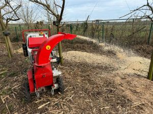 Broyeur de branches en action