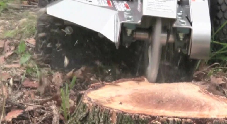 Rogneuse de souches Dosko 691SP en action